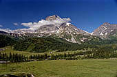 Alpe Veglia - Per tutto il percorso di ascesa al Lago del Bianco (2157 m s.l.m.)  la vetta del monte Leone con i suoi 3550 m domina il paesaggio. 